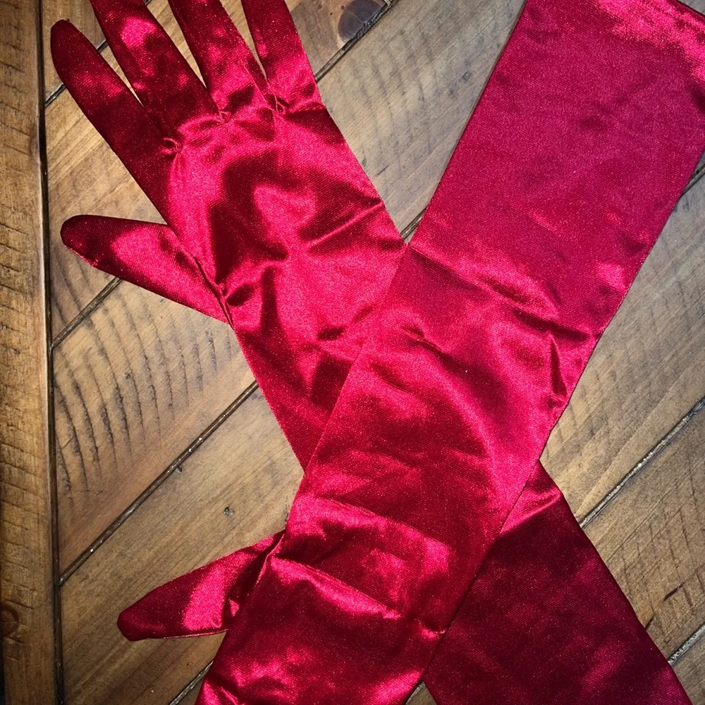 Red Gloves - Picture 2 of 3